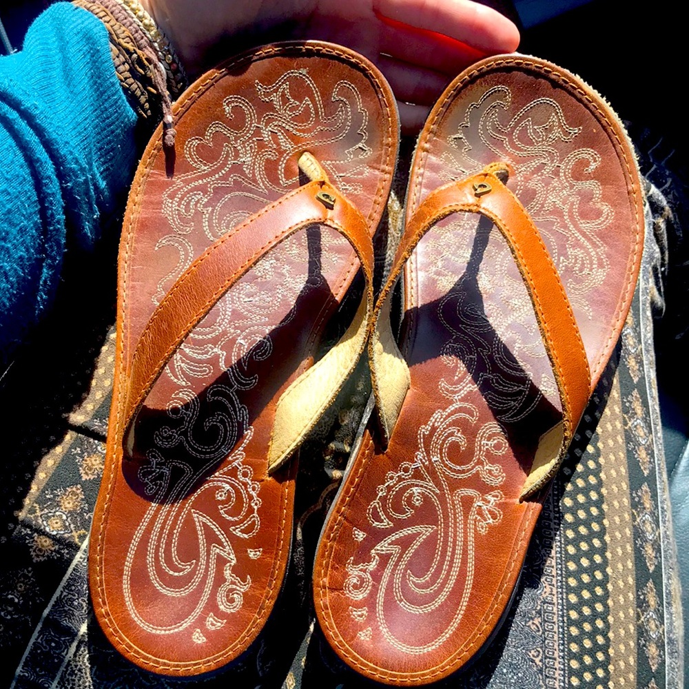 WORN ONCE Olukai sandals